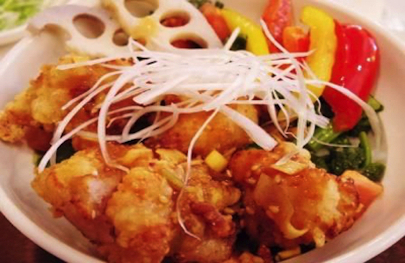 桜姫鶏の塩麹漬け油淋鶏丼