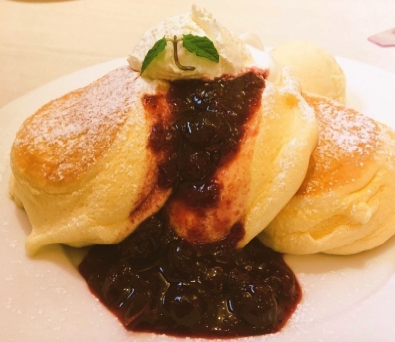 濃厚チーズムースパンケーキベリーソースがけ